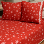 „Ninsoare Rubinie” – Lenjerie de Pat Roșie cu Fulgi Albi (Bumbac 100%) | Set 4 piese